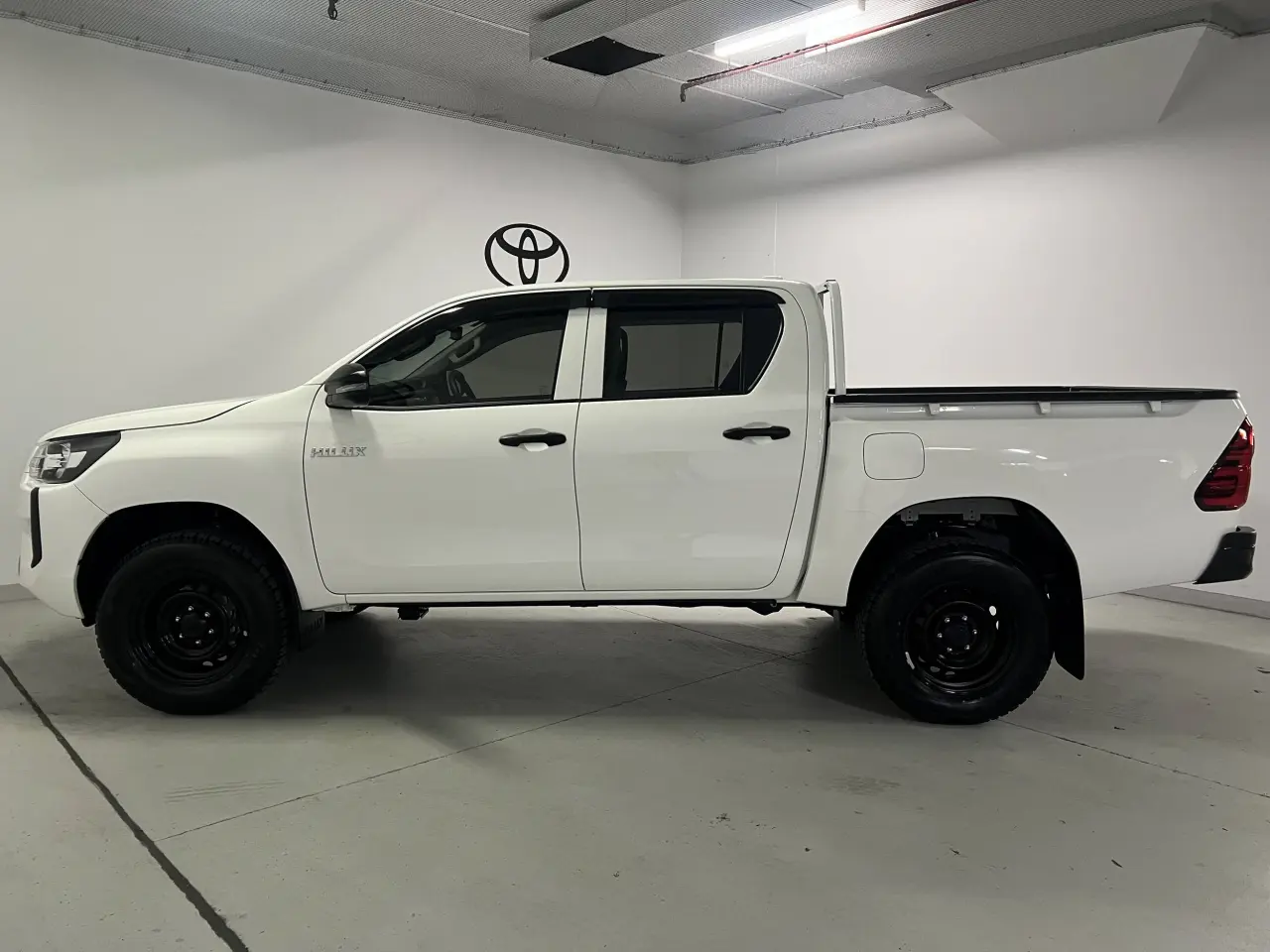 2025 TOYOTA HILUX Gallery Image 9