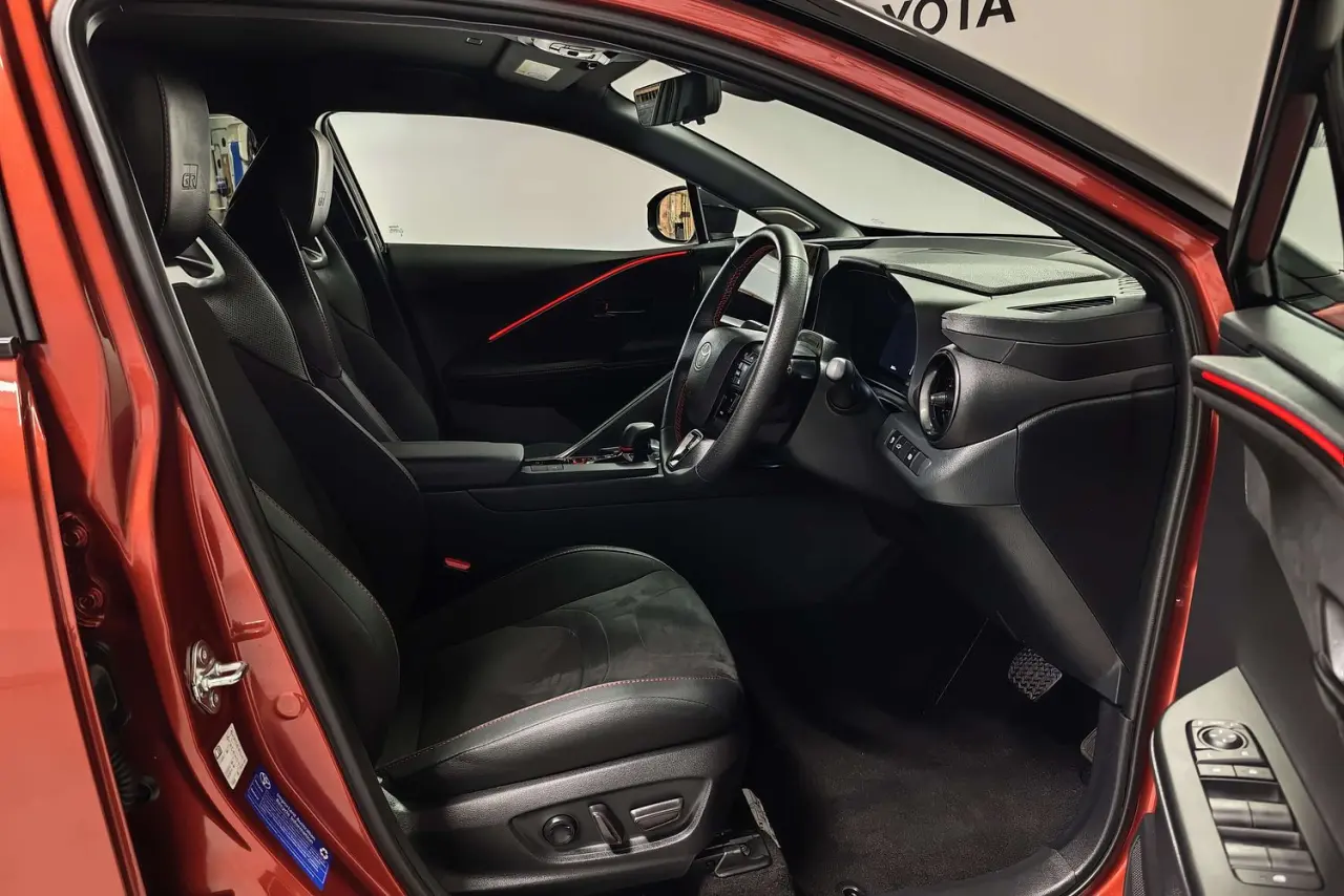 2025 Toyota C-HR Gallery Image 10