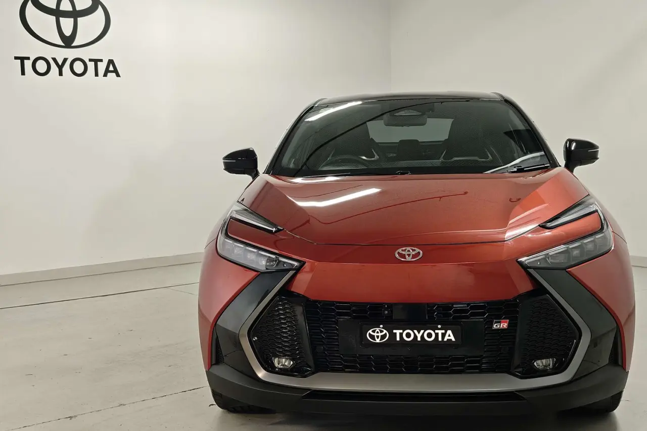 2025 Toyota C-HR Gallery Image 2