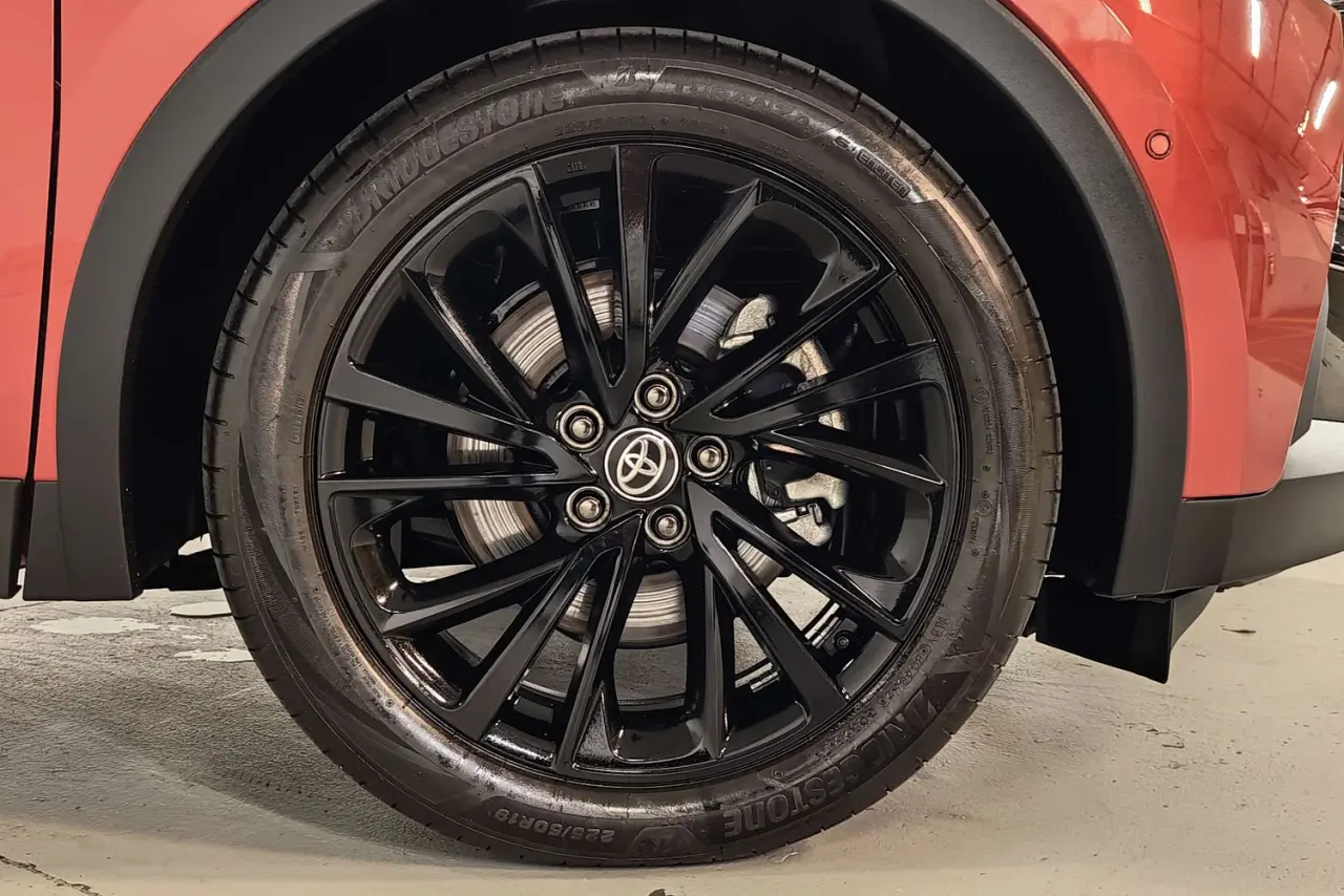 2025 Toyota C-HR Gallery Image 5