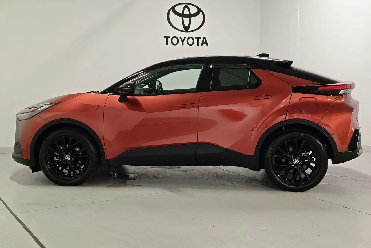 2025 Toyota C-HR Gallery Image 9