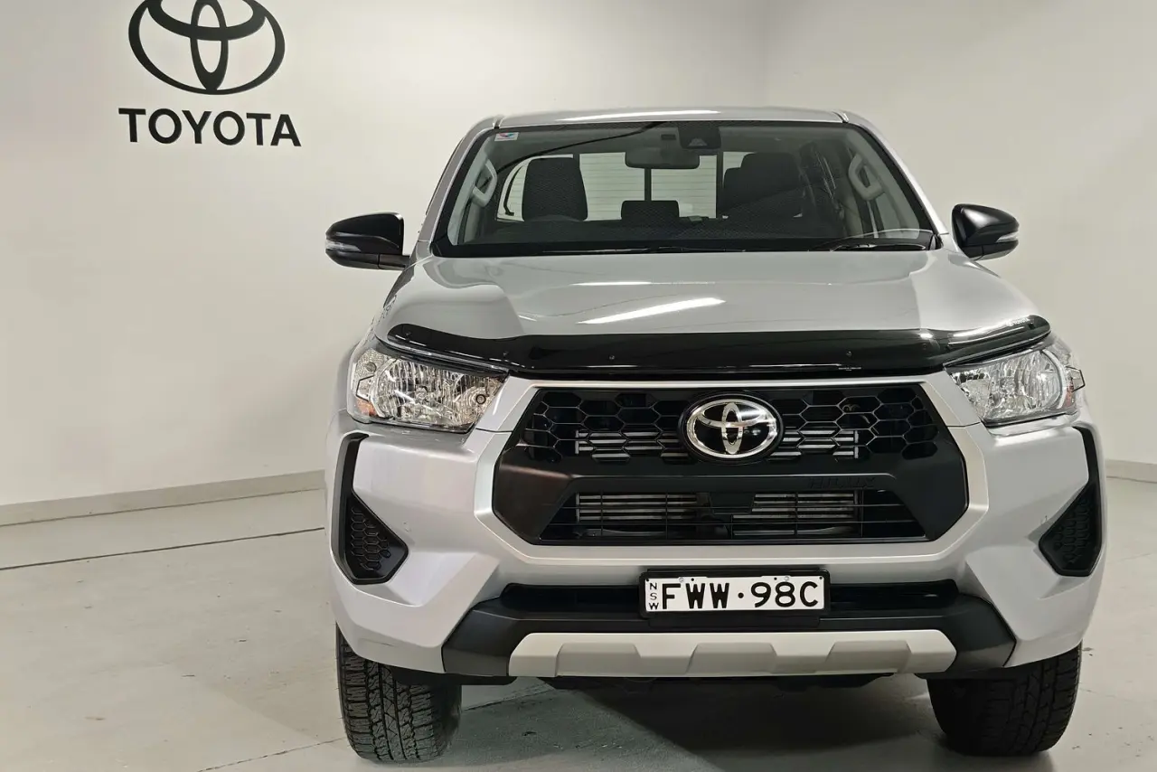 2025 Toyota Hilux Gallery Image 2