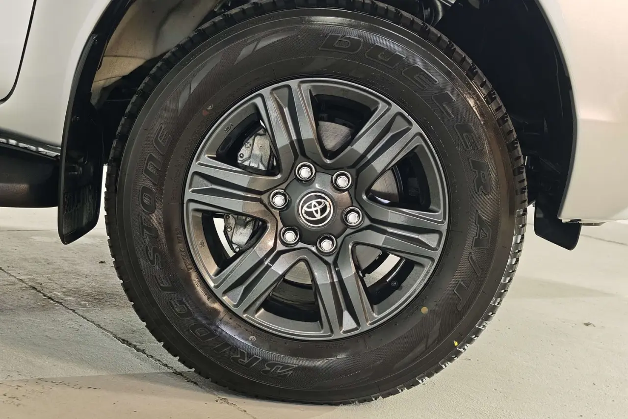 2025 Toyota Hilux Gallery Image 5