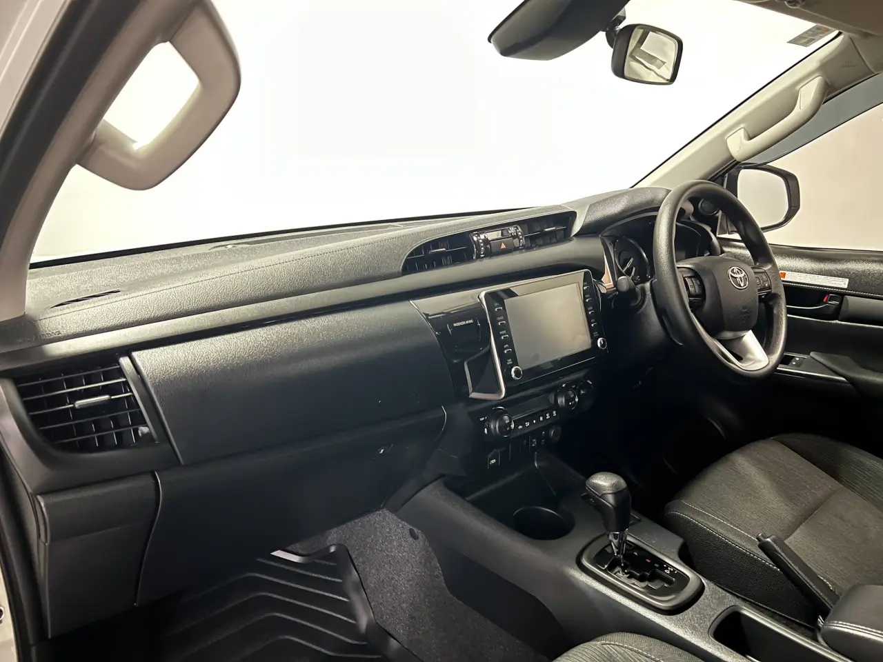 2025 TOYOTA HILUX Gallery Image 14