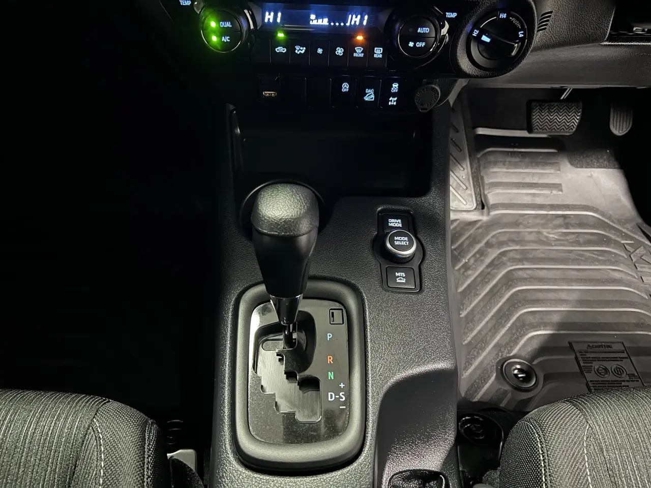 2025 TOYOTA HILUX Gallery Image 19