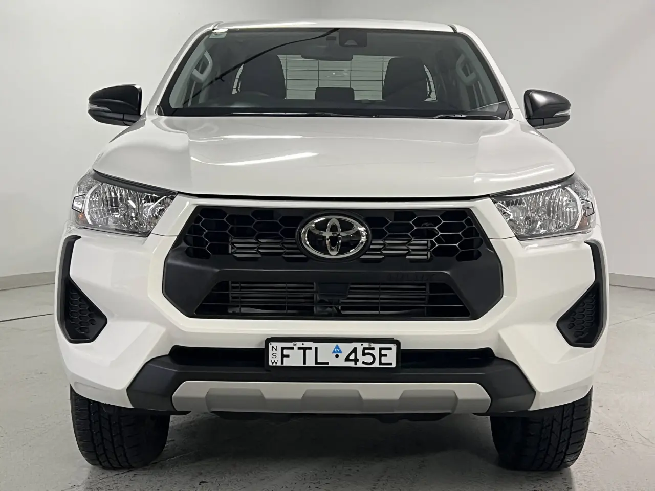 2025 TOYOTA HILUX Gallery Image 3