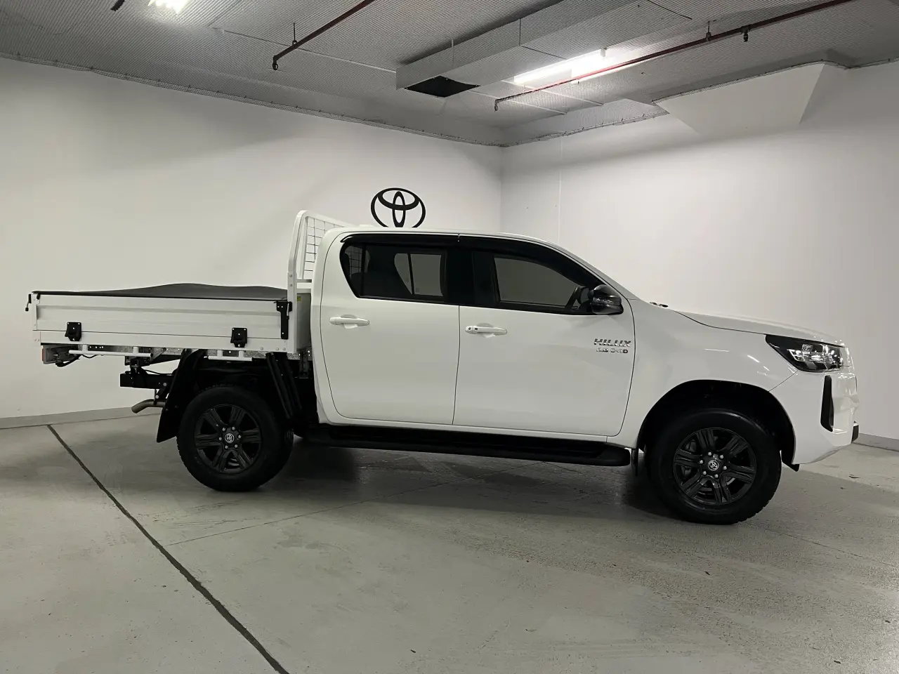 2025 TOYOTA HILUX Gallery Image 4