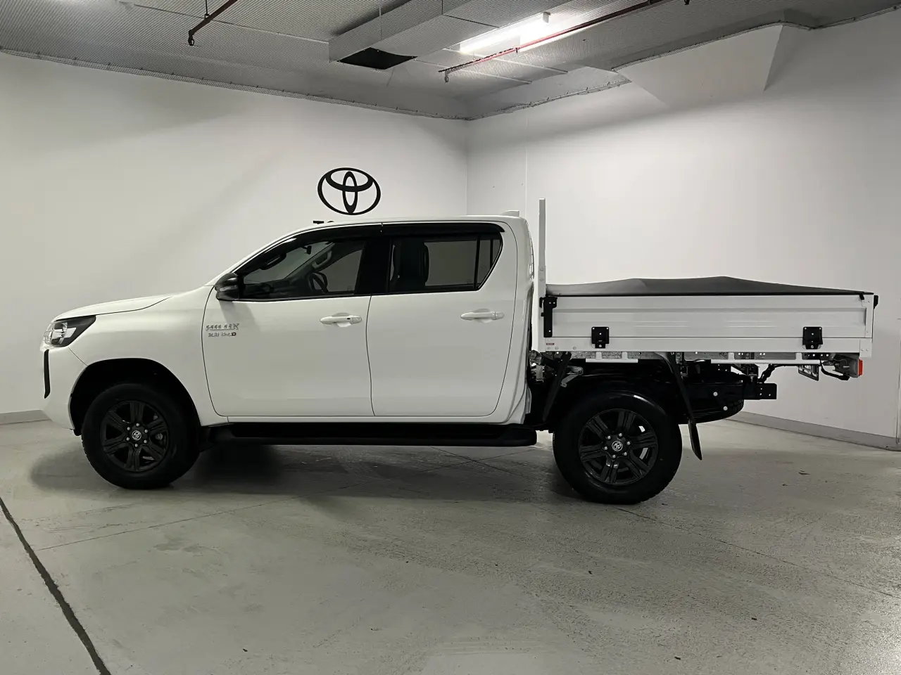 2025 TOYOTA HILUX Gallery Image 9