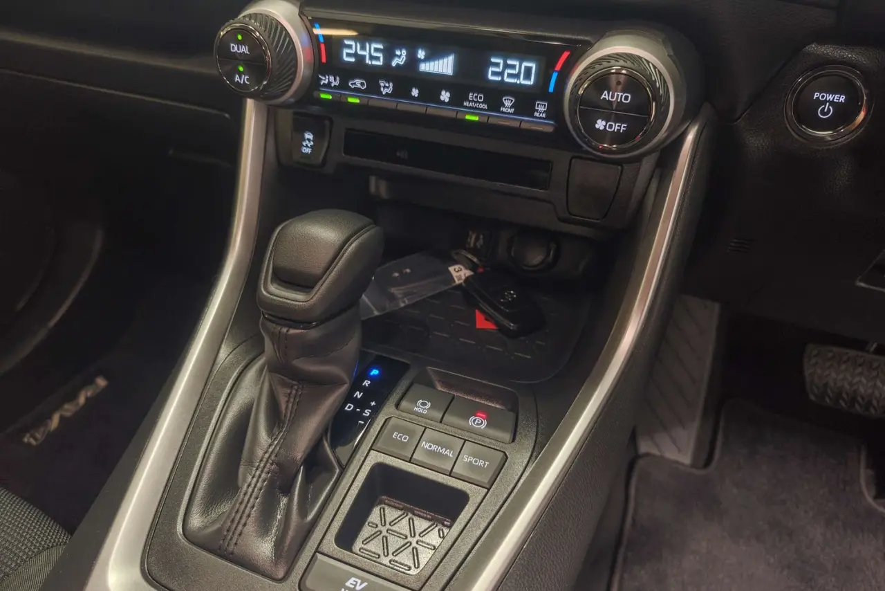 2025 Toyota RAV4 Gallery Image 19