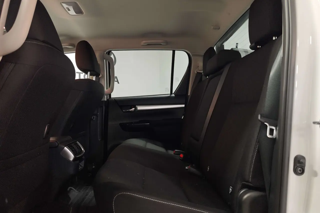 2025 Toyota Hilux Gallery Image 13