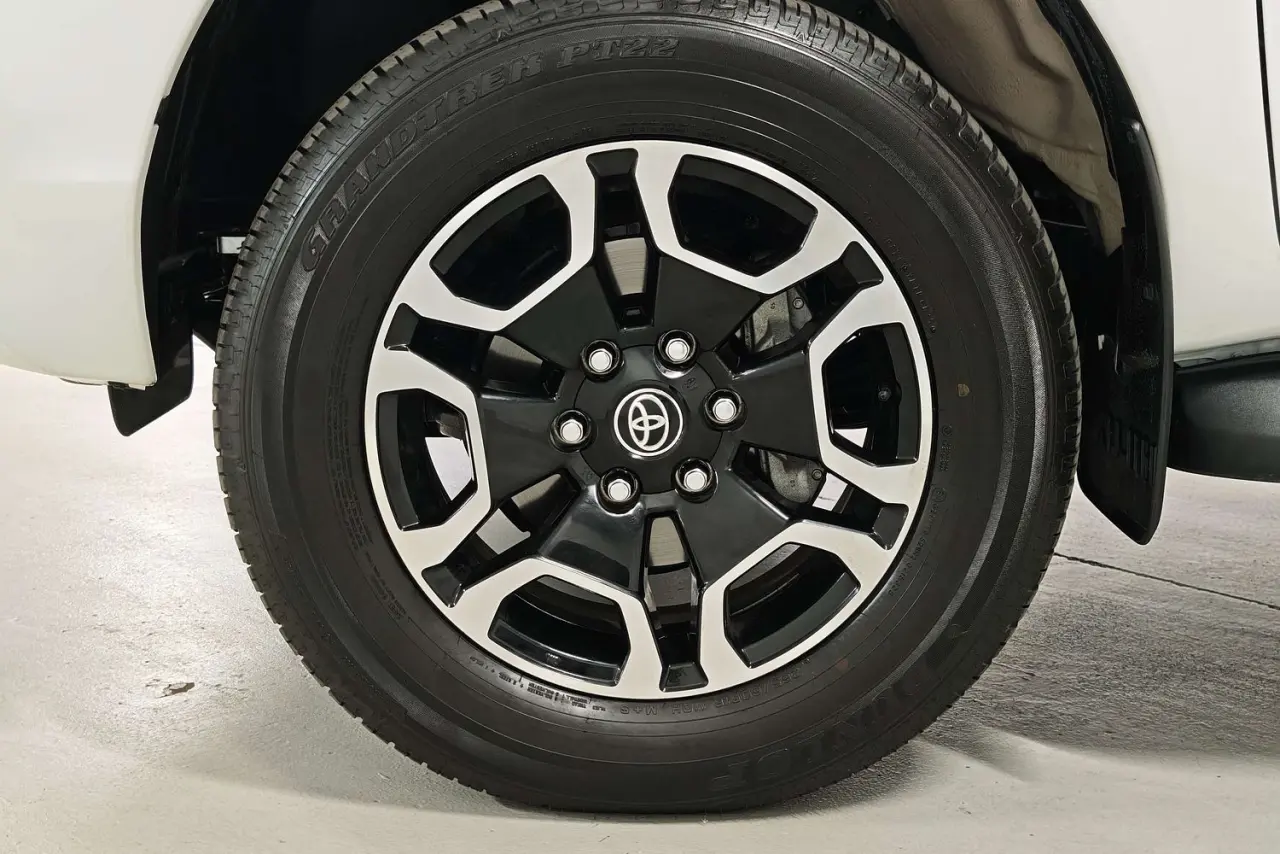 2025 Toyota Hilux Gallery Image 5