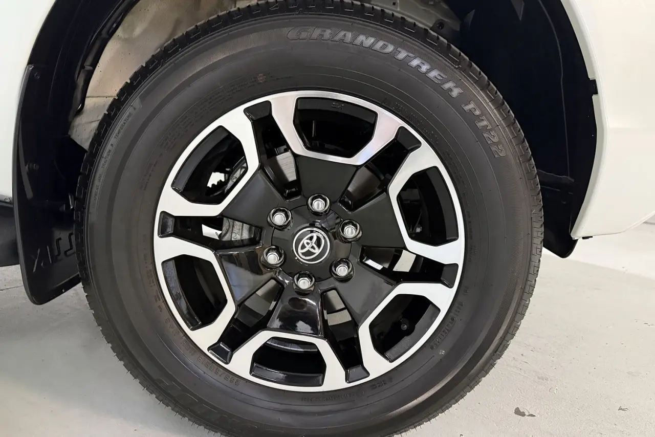 2025 Toyota Hilux Gallery Image 7