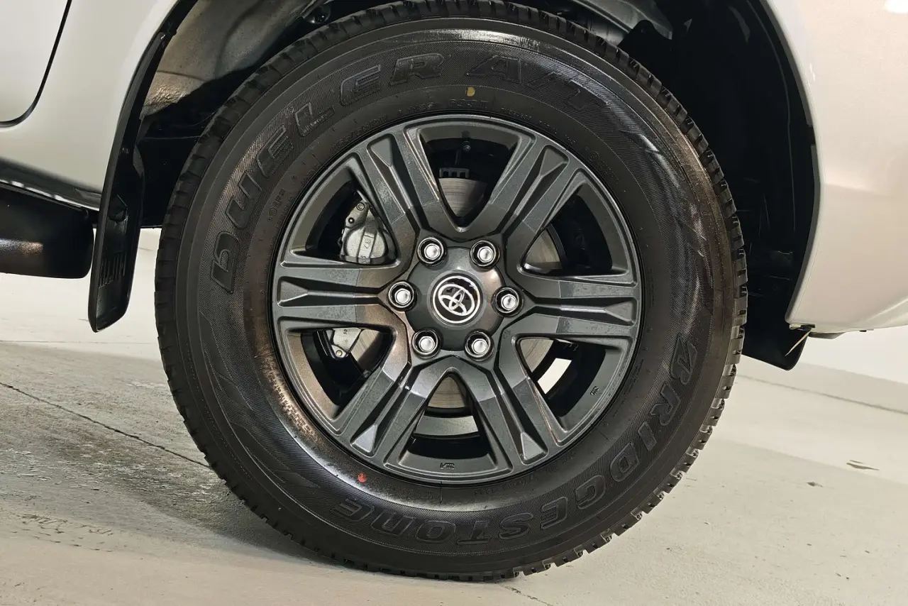 2025 Toyota Hilux Gallery Image 5