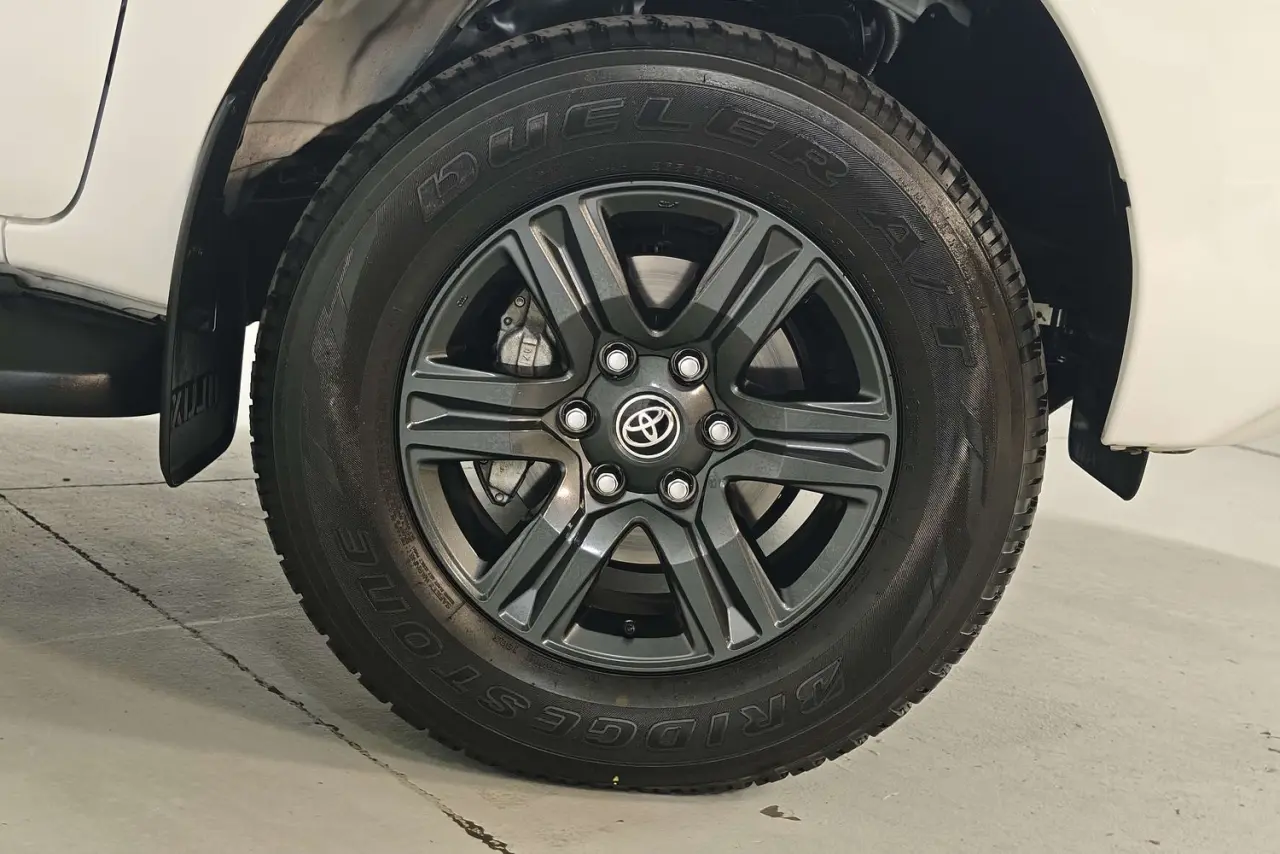 2025 Toyota Hilux Gallery Image 5