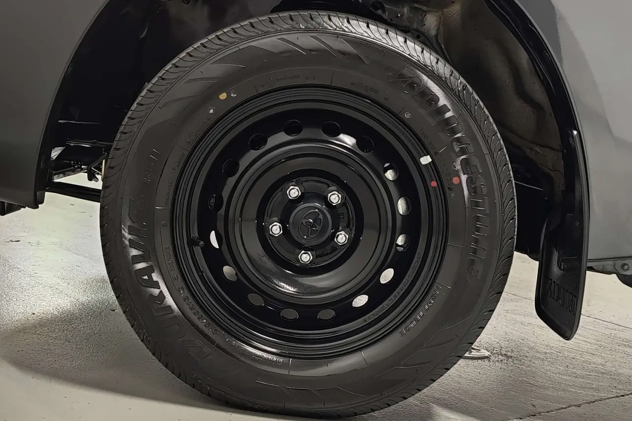 2025 Toyota Hilux Gallery Image 5