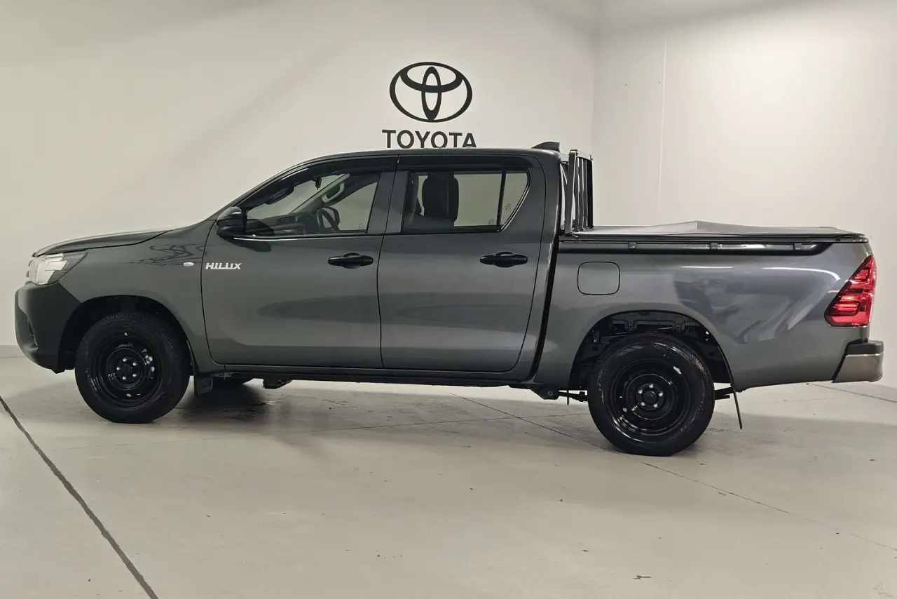 2025 Toyota Hilux Gallery Image 9