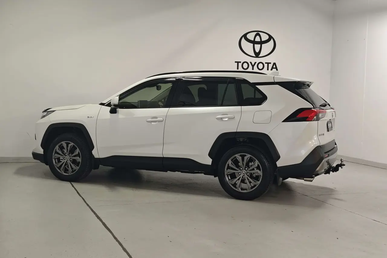 2025 Toyota RAV4 Gallery Image 9