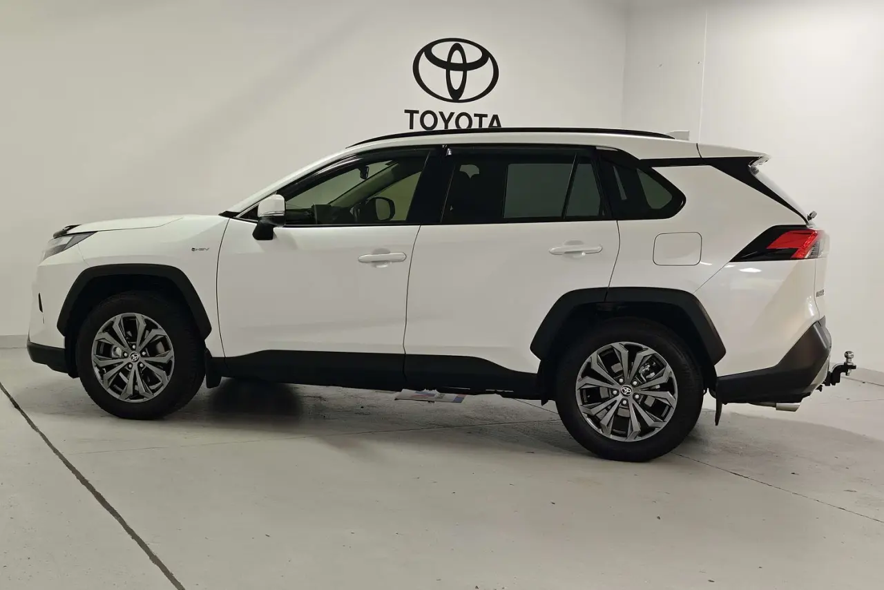 2025 Toyota RAV4 Gallery Image 9