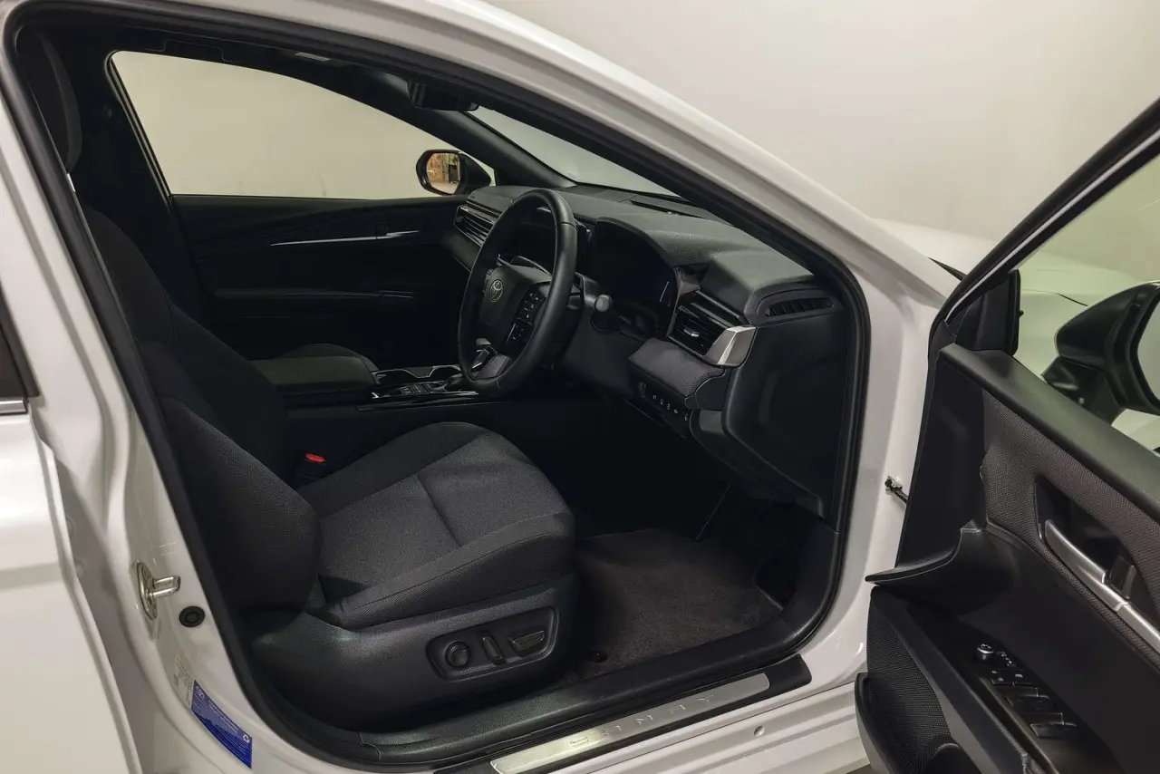 2025 Toyota Camry Gallery Image 10