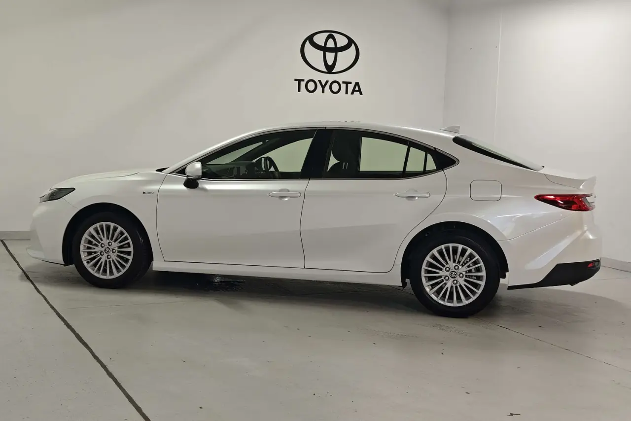 2025 Toyota Camry Gallery Image 9