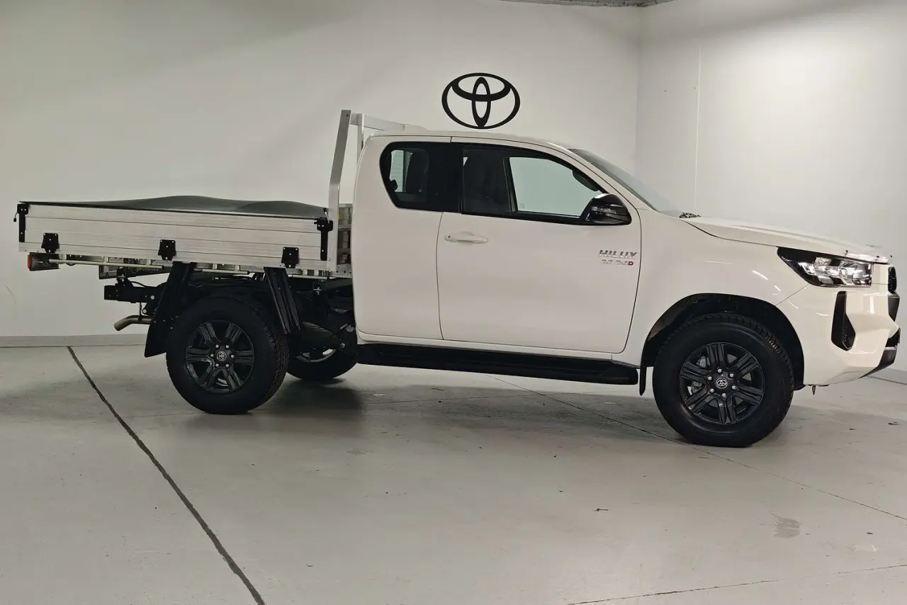 2025 Toyota Hilux Gallery Image 4