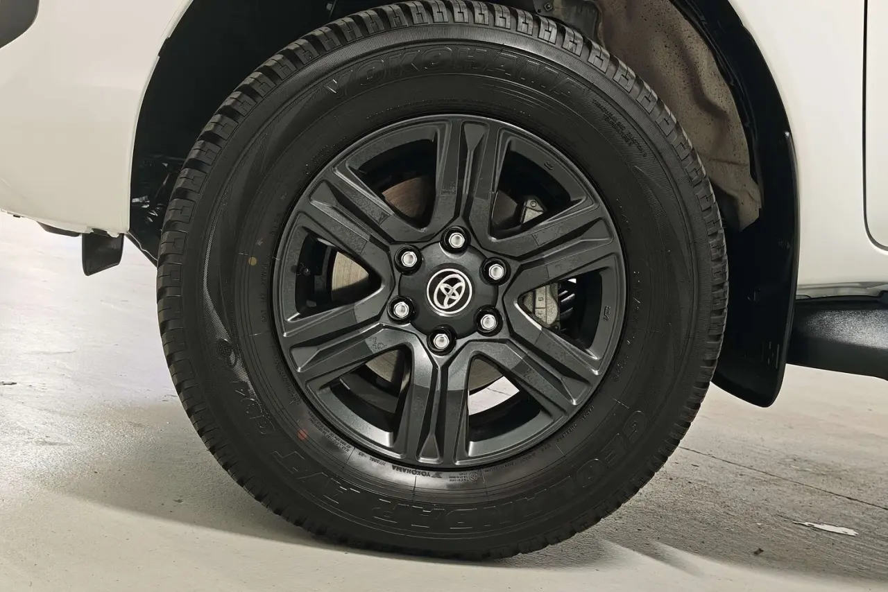 2025 Toyota Hilux Gallery Image 5