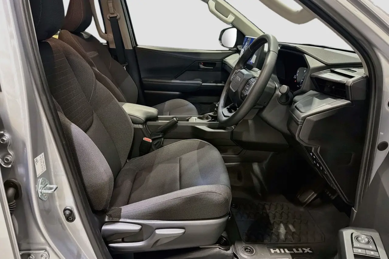 2025 Toyota Hilux Gallery Image 13