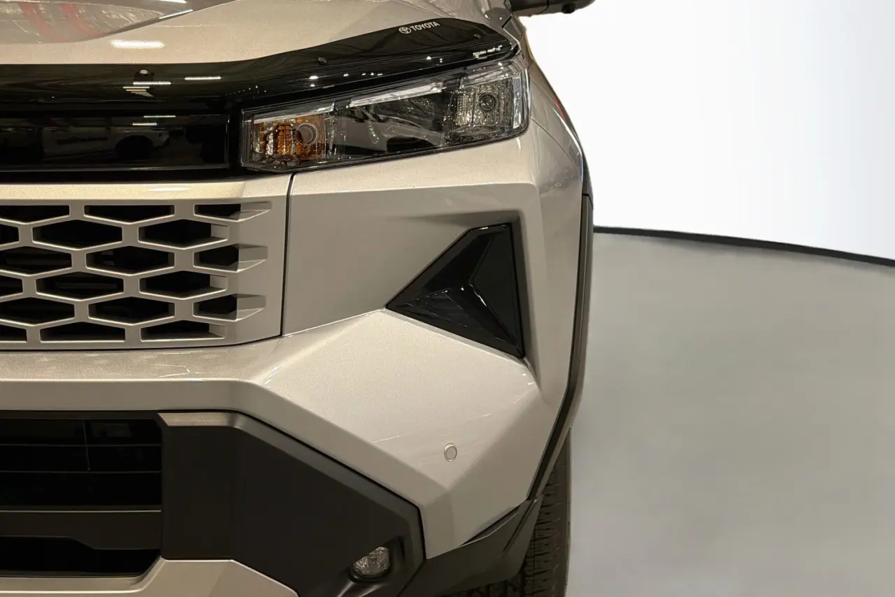 2025 Toyota Hilux Gallery Image 3