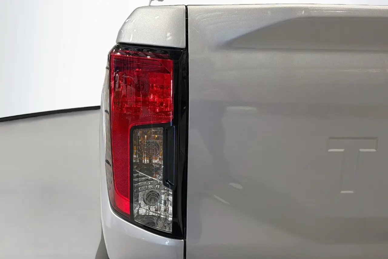 2025 Toyota Hilux Gallery Image 8