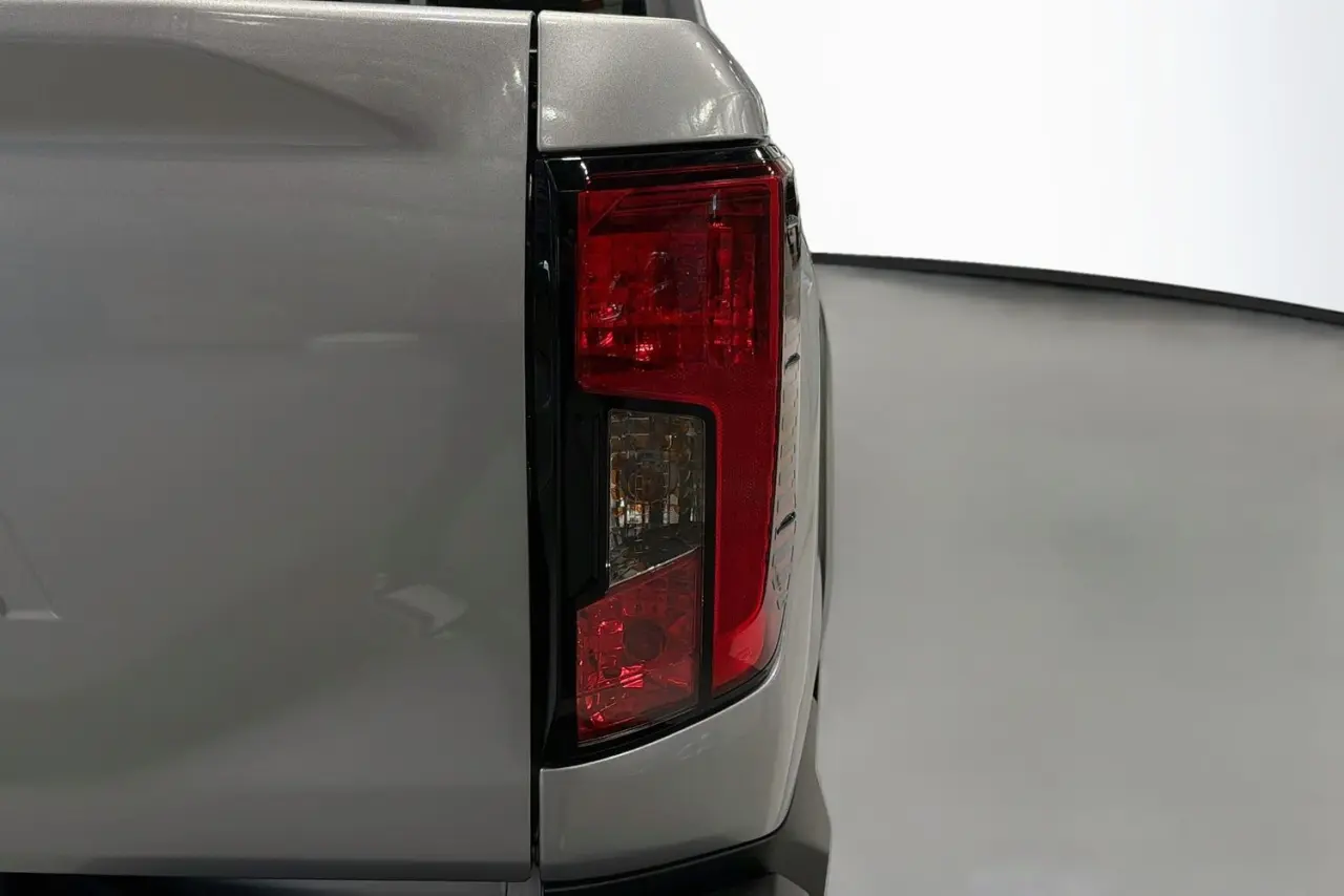 2025 Toyota Hilux Gallery Image 9