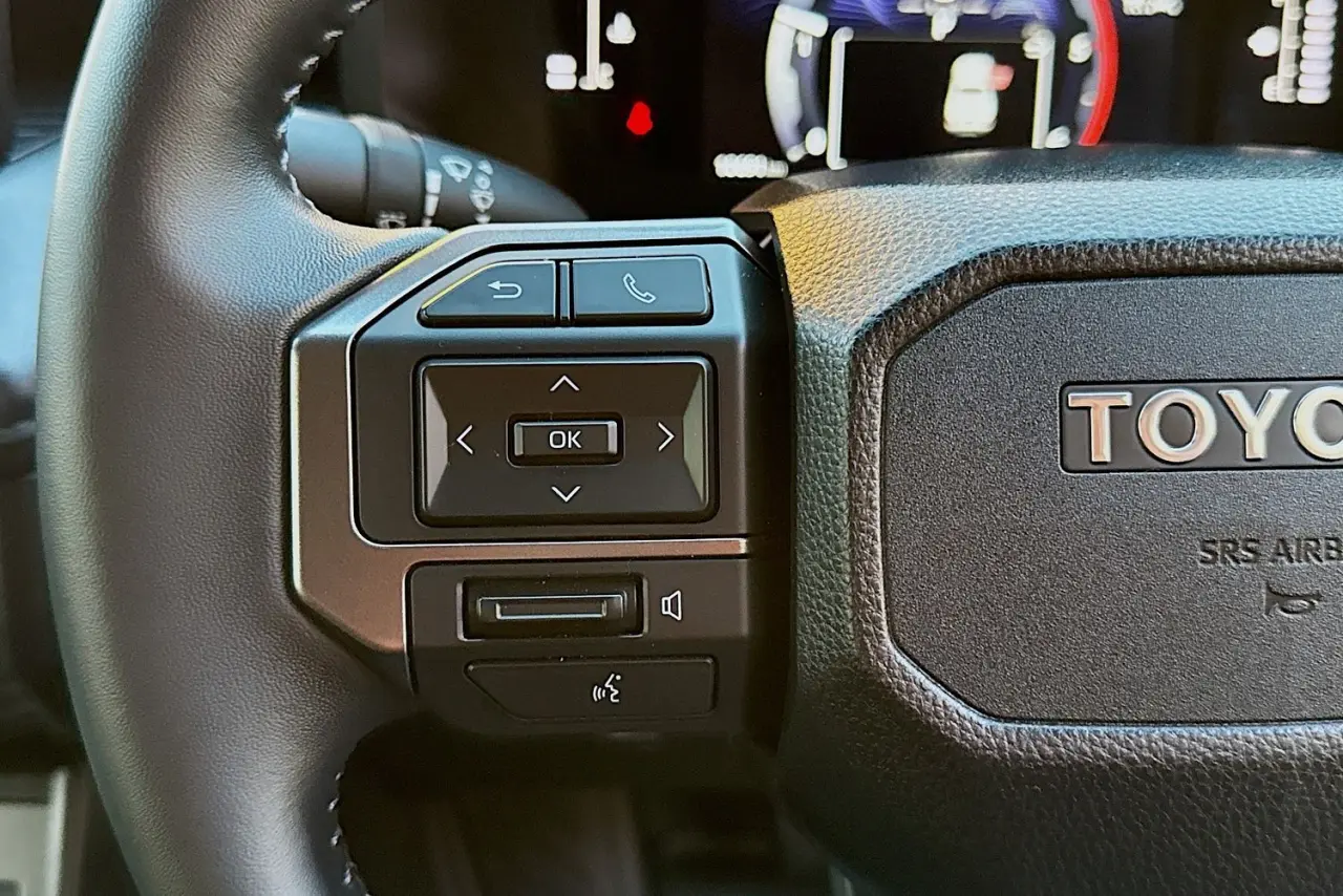 2025 Toyota Hilux Gallery Image 18