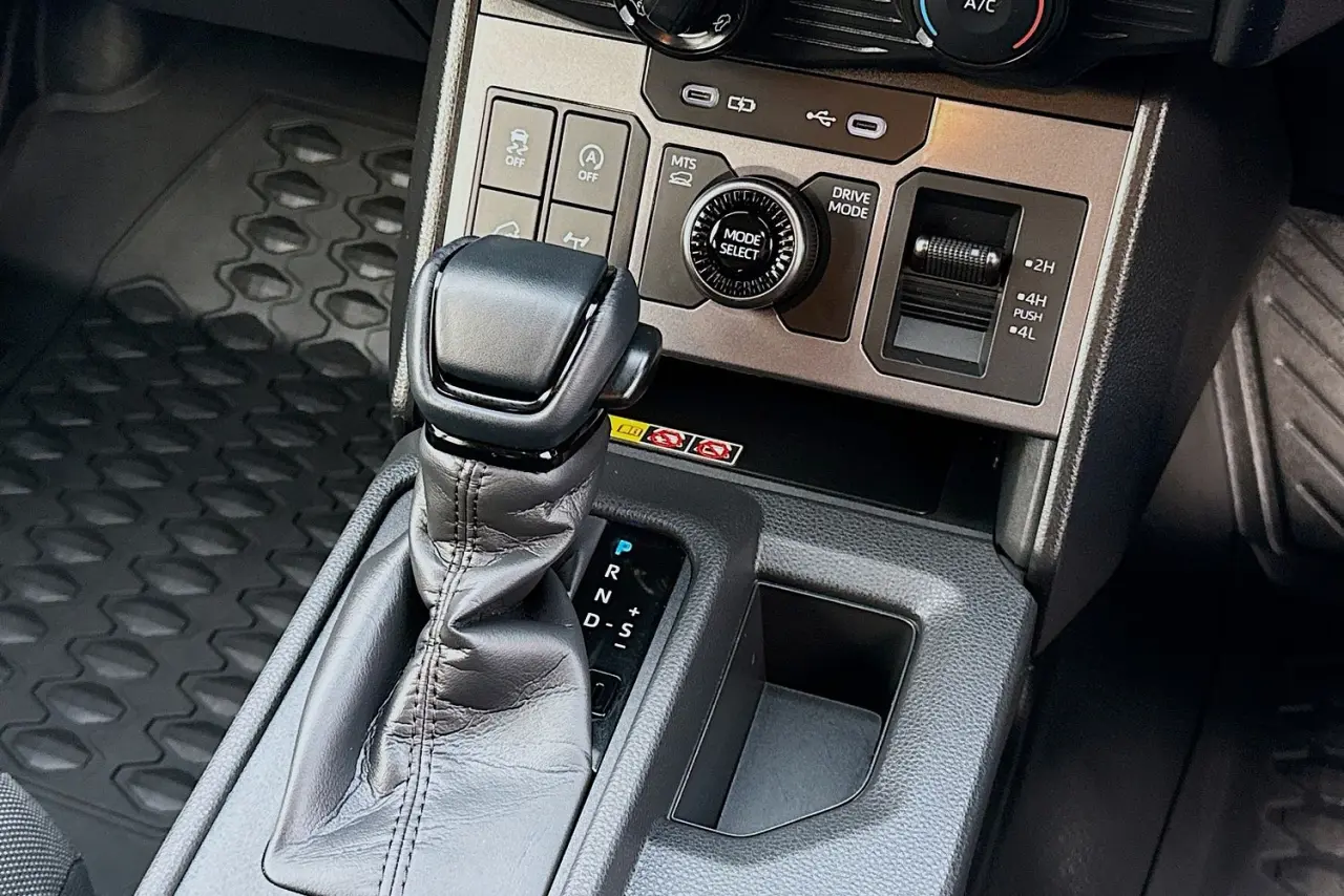 2025 Toyota Hilux Gallery Image 17