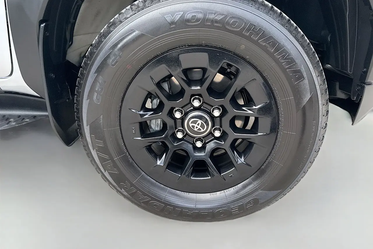 2025 Toyota Hilux Gallery Image 27