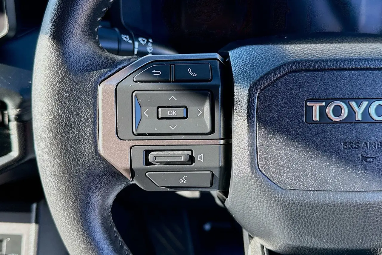 2025 Toyota Hilux Gallery Image 18