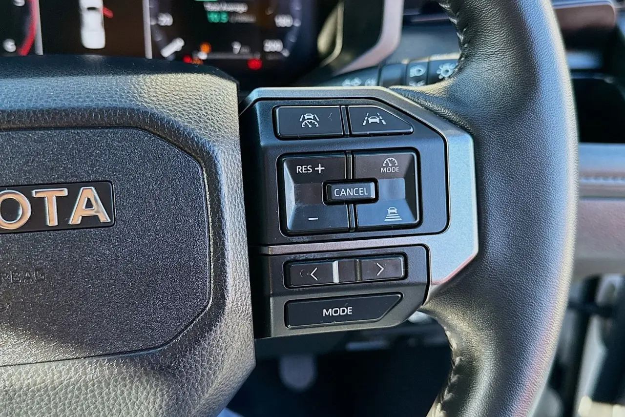 2025 Toyota Hilux Gallery Image 19
