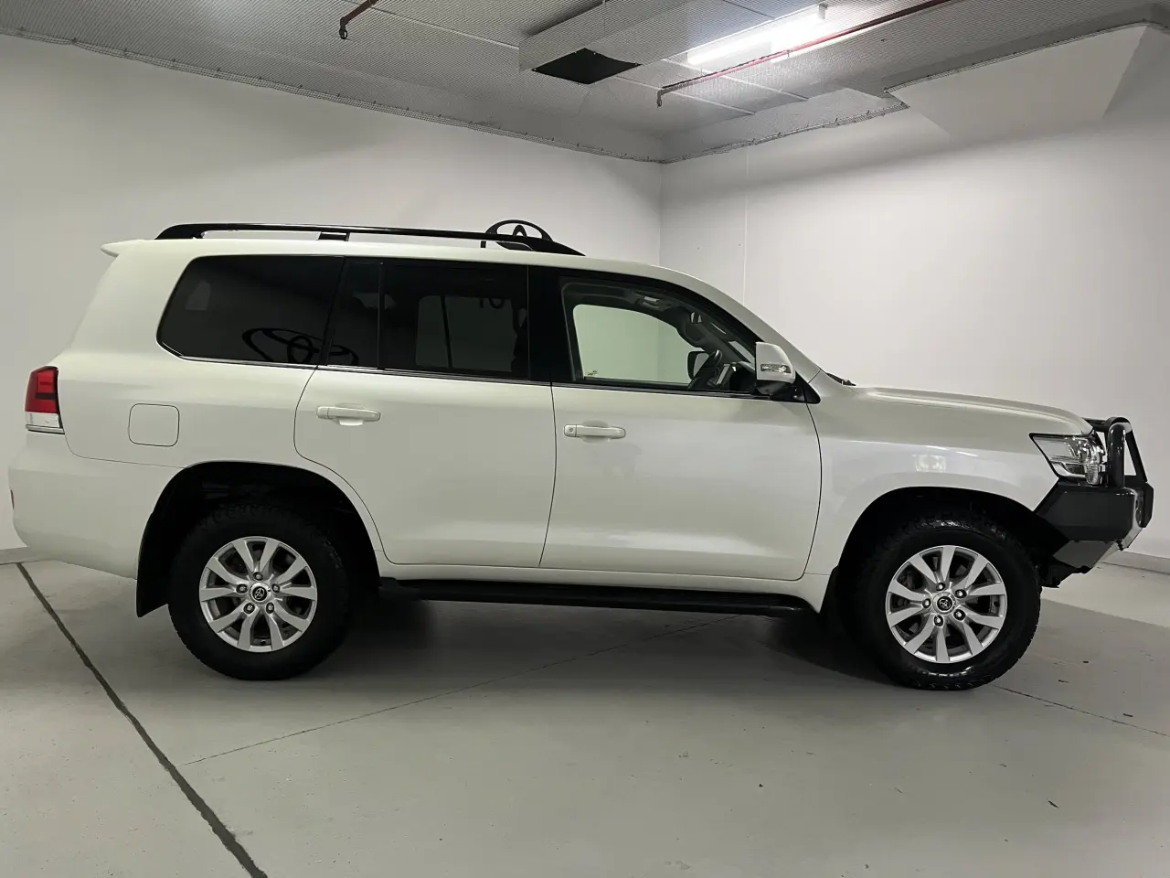 2017 TOYOTA LANDCRUISER Gallery Image 4