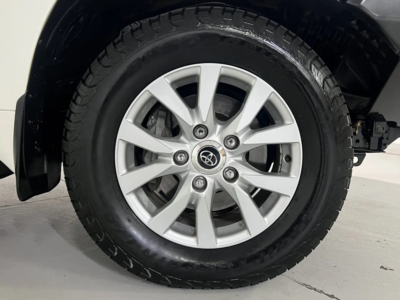 2017 TOYOTA LANDCRUISER Gallery Image 5