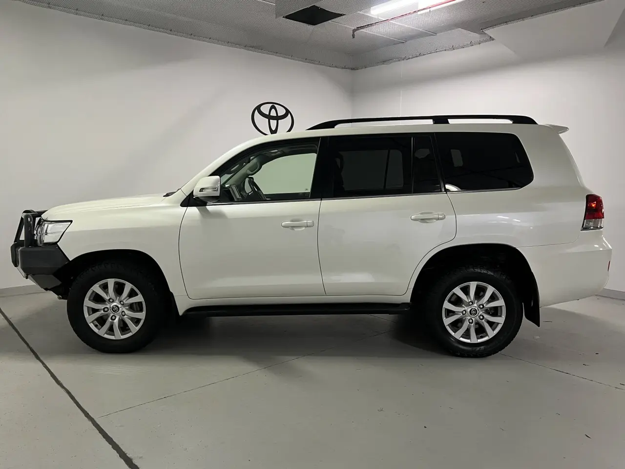 2017 TOYOTA LANDCRUISER Gallery Image 9
