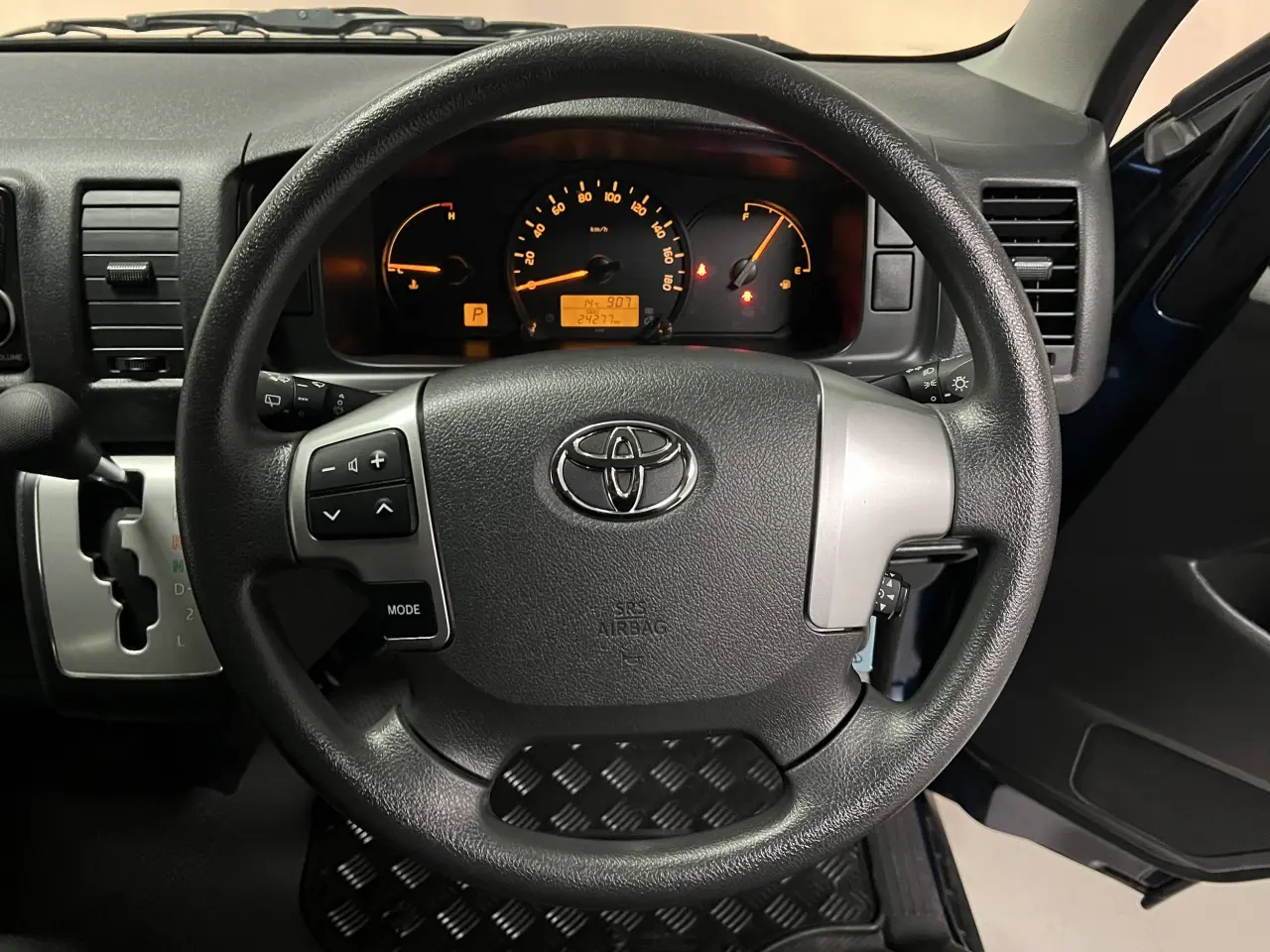 2014 TOYOTA HIACE Gallery Image 16