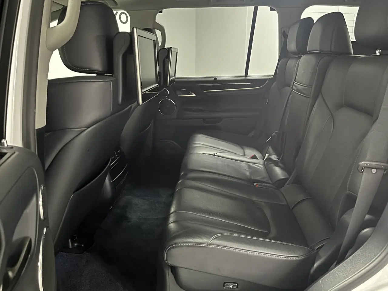 2017 LEXUS LX570 Image 11