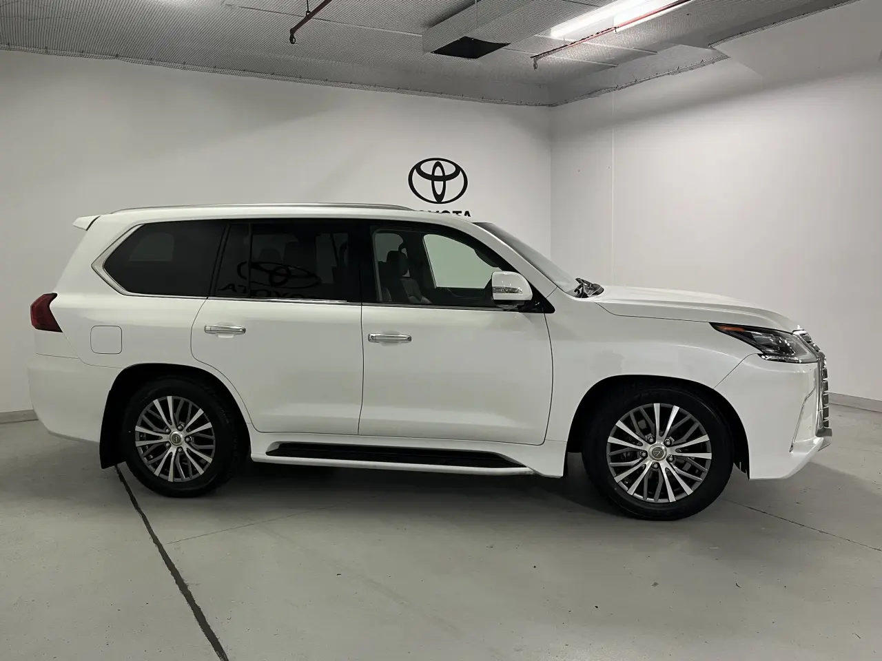 2017 LEXUS LX570 Image 4