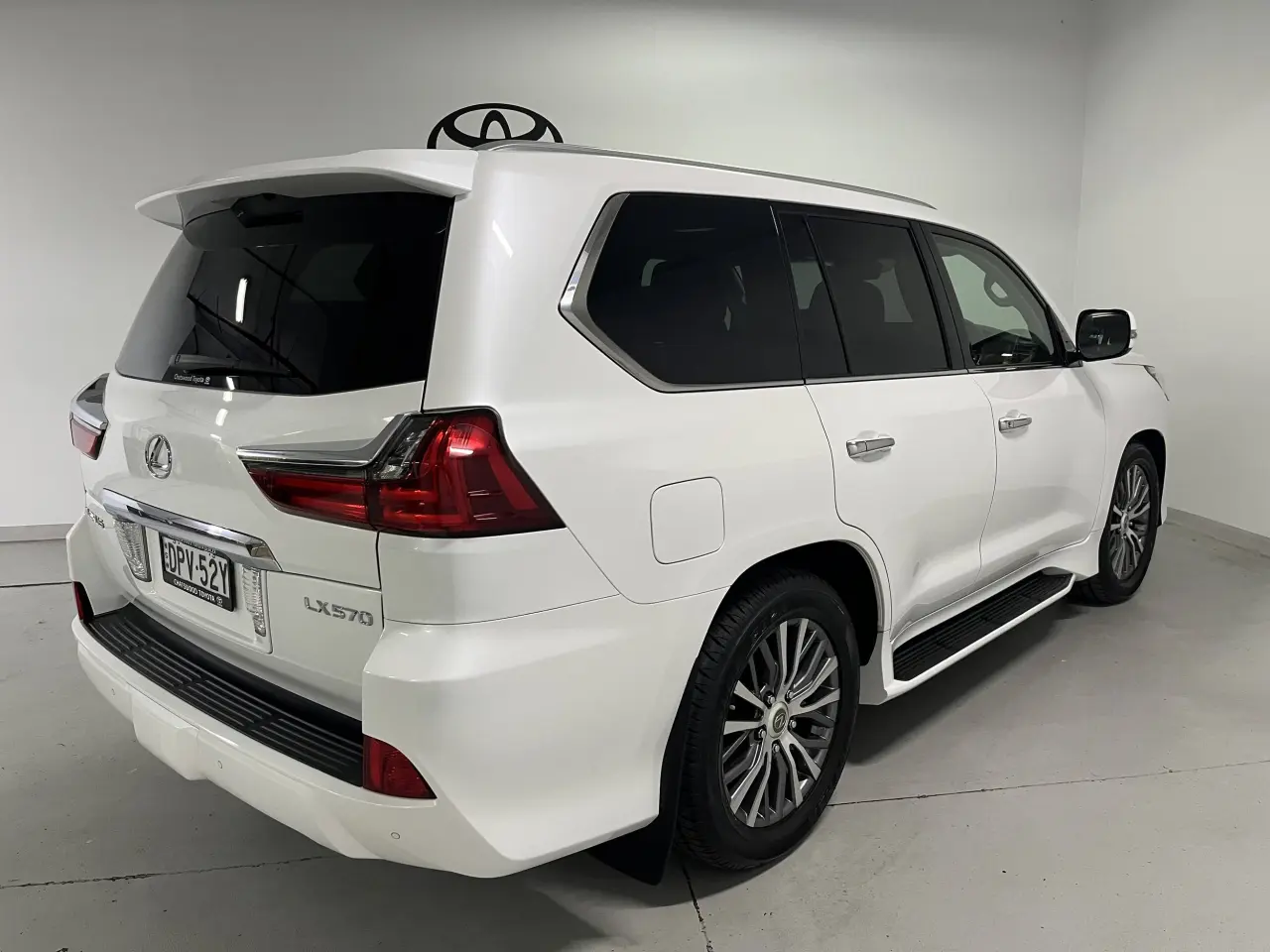 2017 LEXUS LX570 Image 5