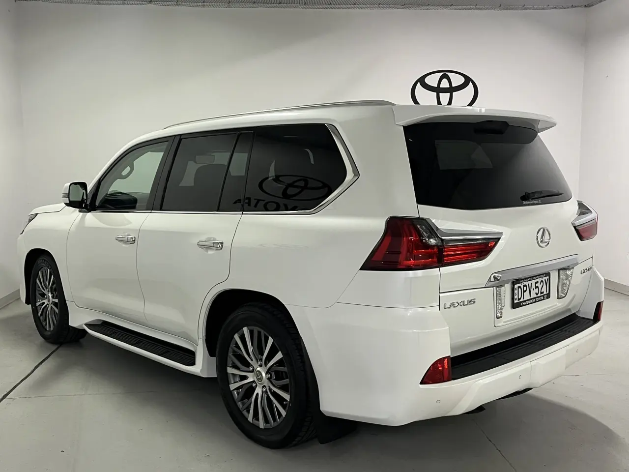 2017 LEXUS LX570 Image 7