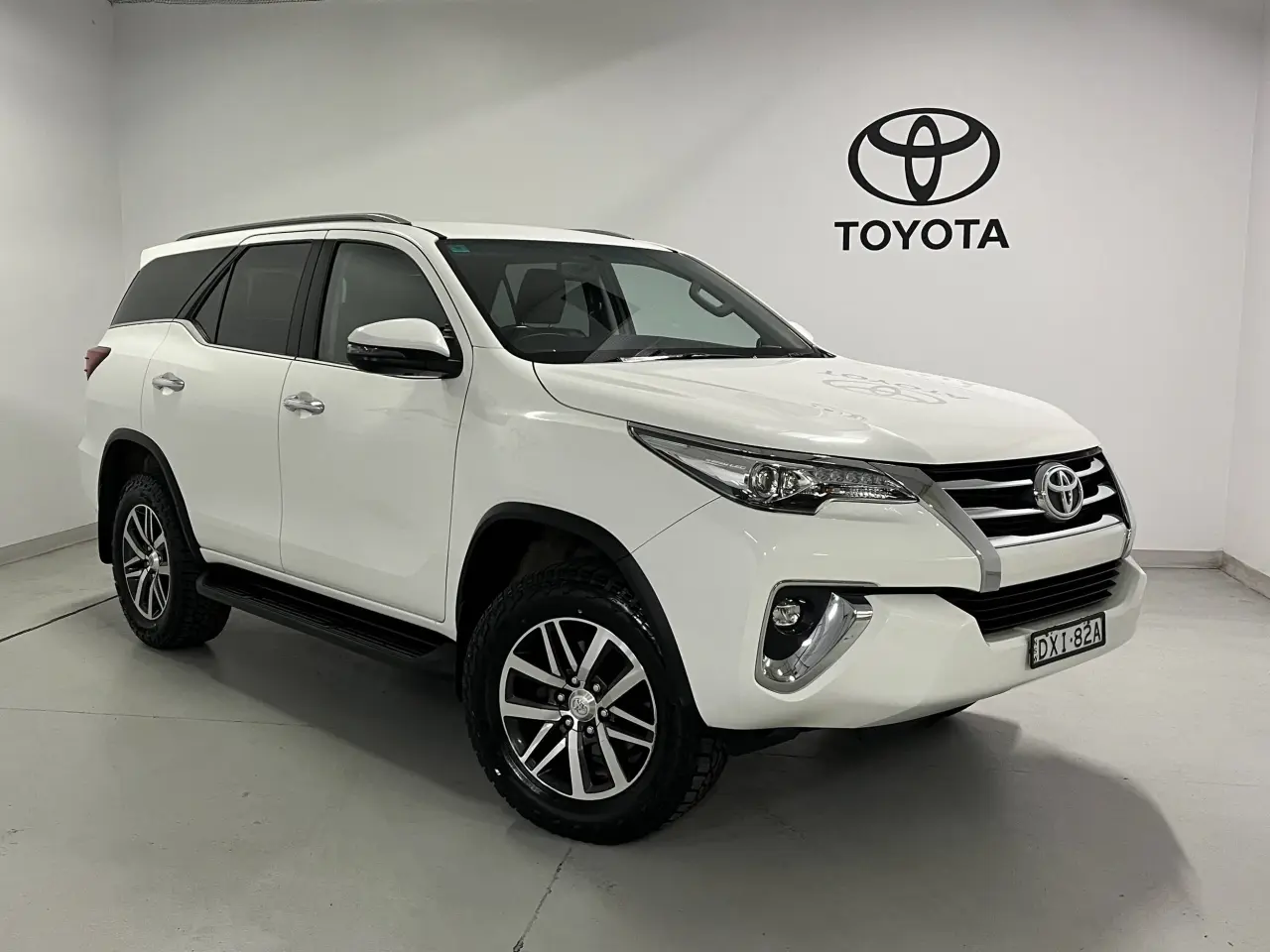 2018 TOYOTA FORTUNER Image 1