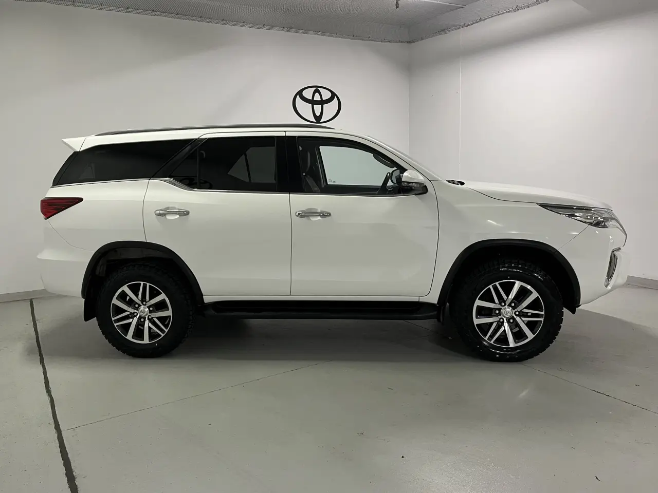 2018 TOYOTA FORTUNER Image 4