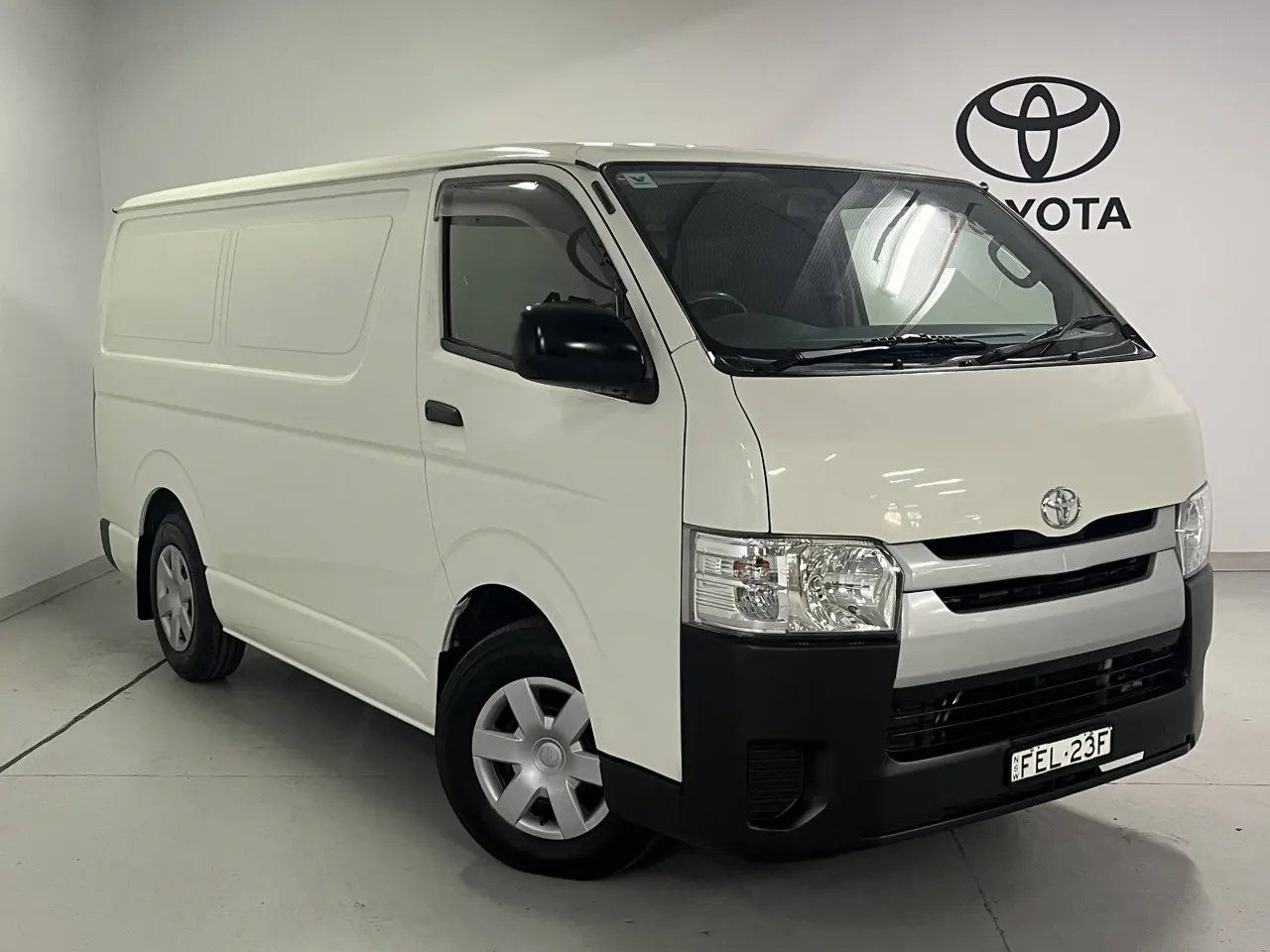 2017 TOYOTA HIACE Image 1