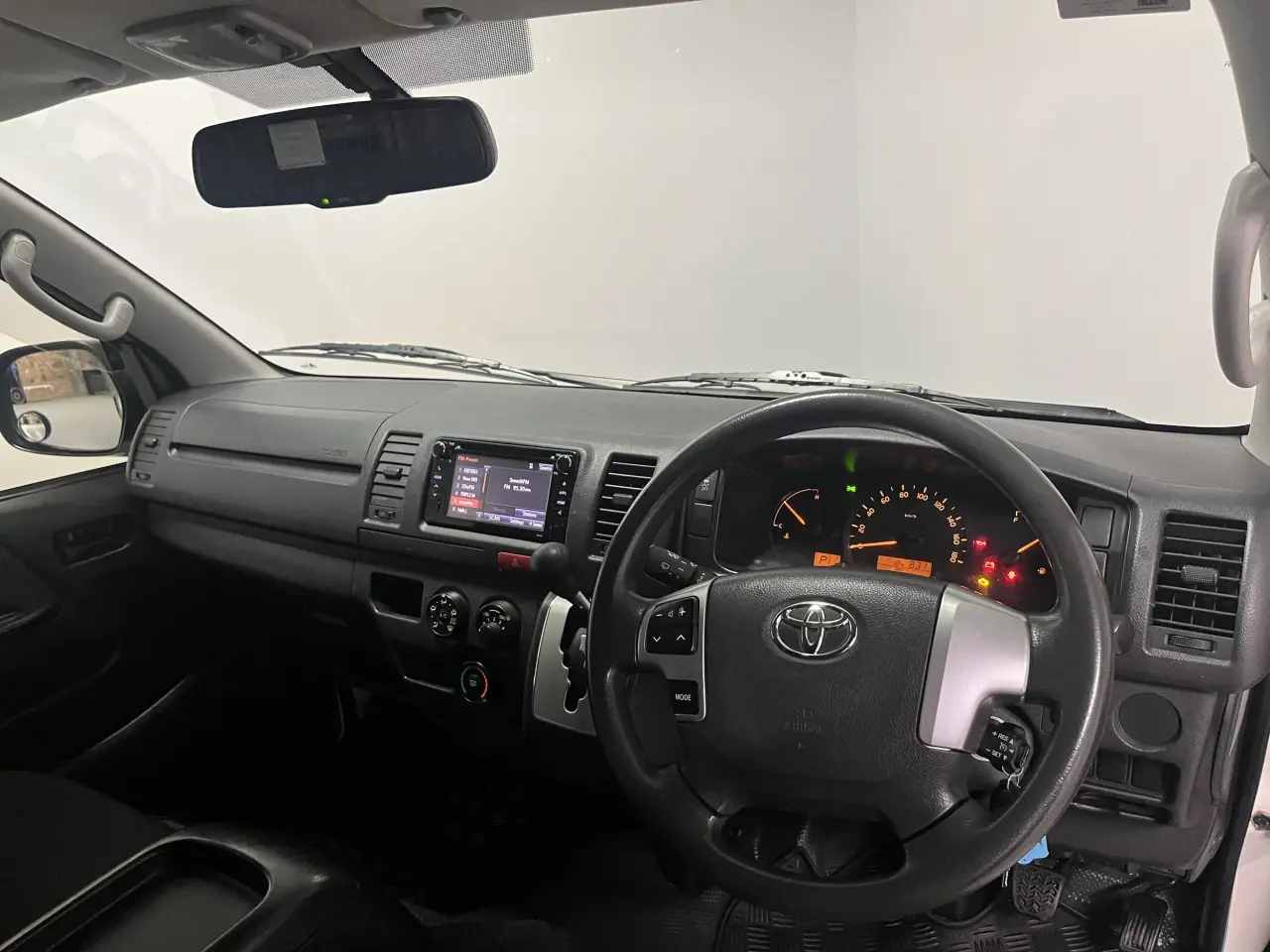 2017 TOYOTA HIACE Image 13