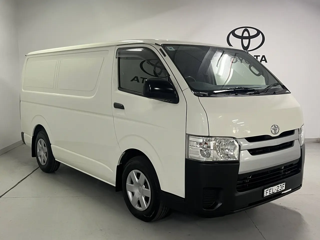 2017 TOYOTA HIACE Image 2