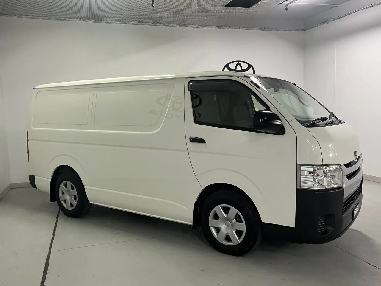 2017 TOYOTA HIACE Image 4