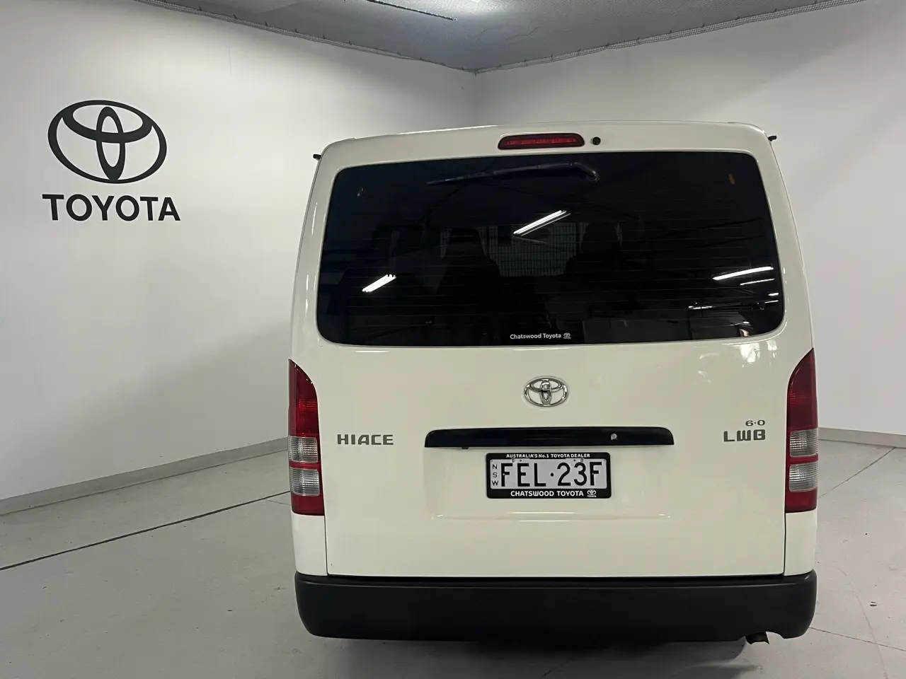 2017 TOYOTA HIACE Image 6